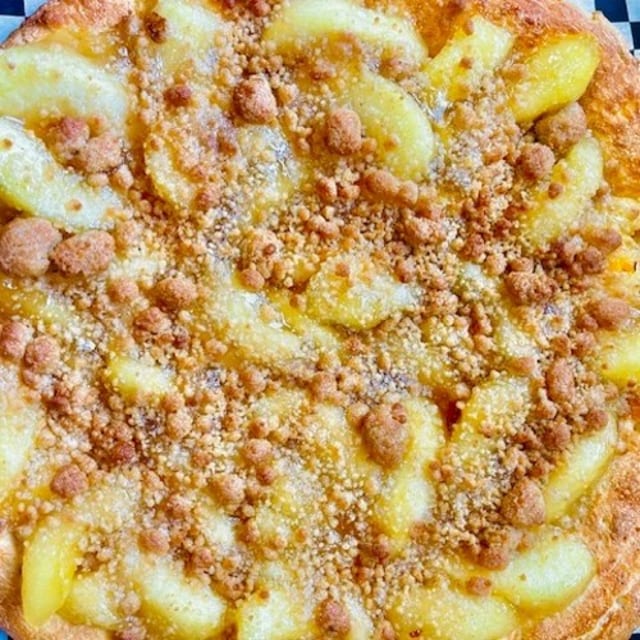 Apple Pie Crumble Pizza.